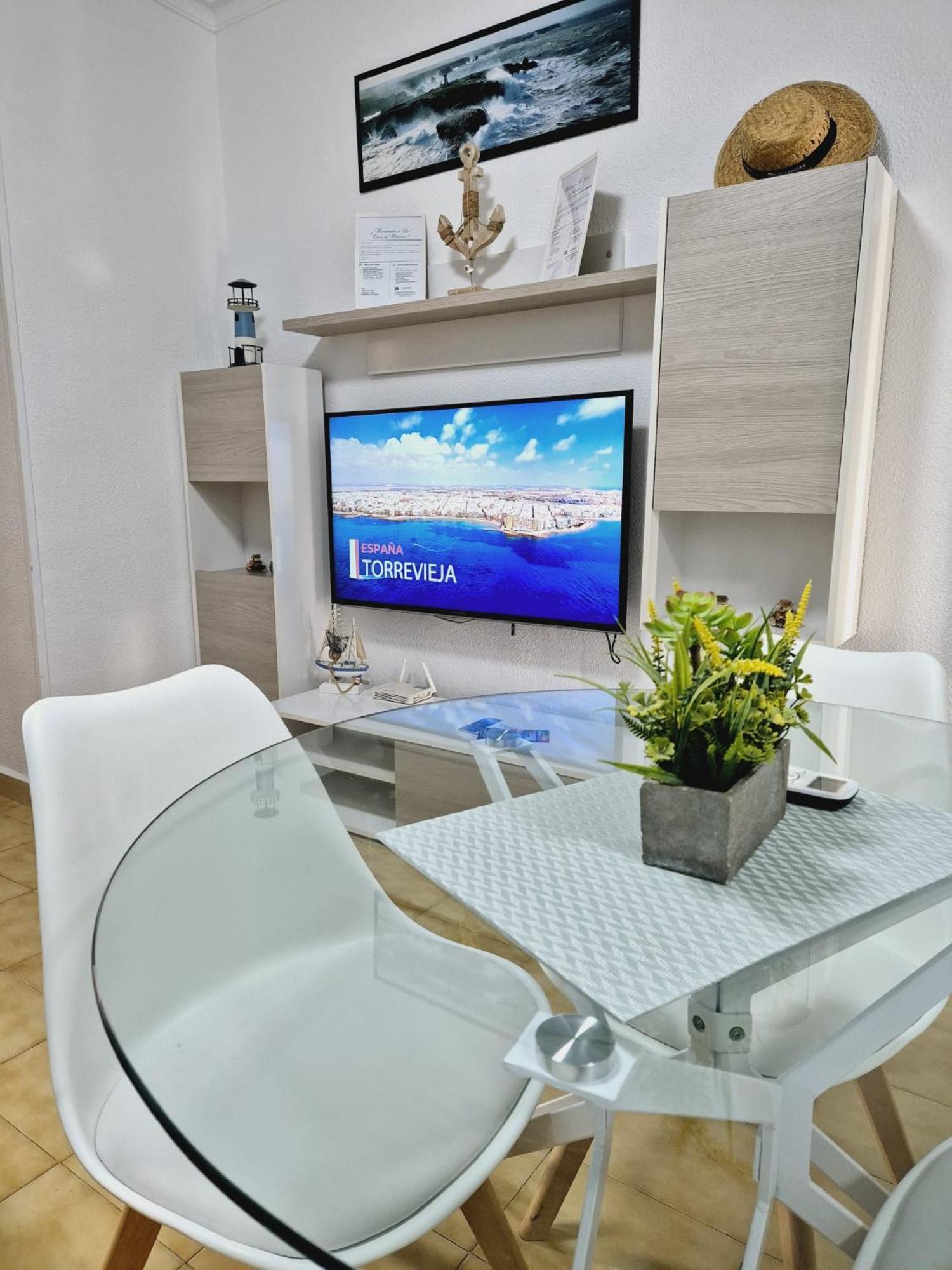 La Casa De Veronica - Serene Apartment With Shared Pool, Steps From The Beach تورّيفيِخا المظهر الخارجي الصورة